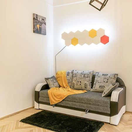 Red And Yellow Apartment Modern Lviv Extérieur photo