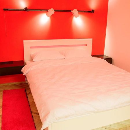 Red And Yellow Apartment Modern Lviv Extérieur photo