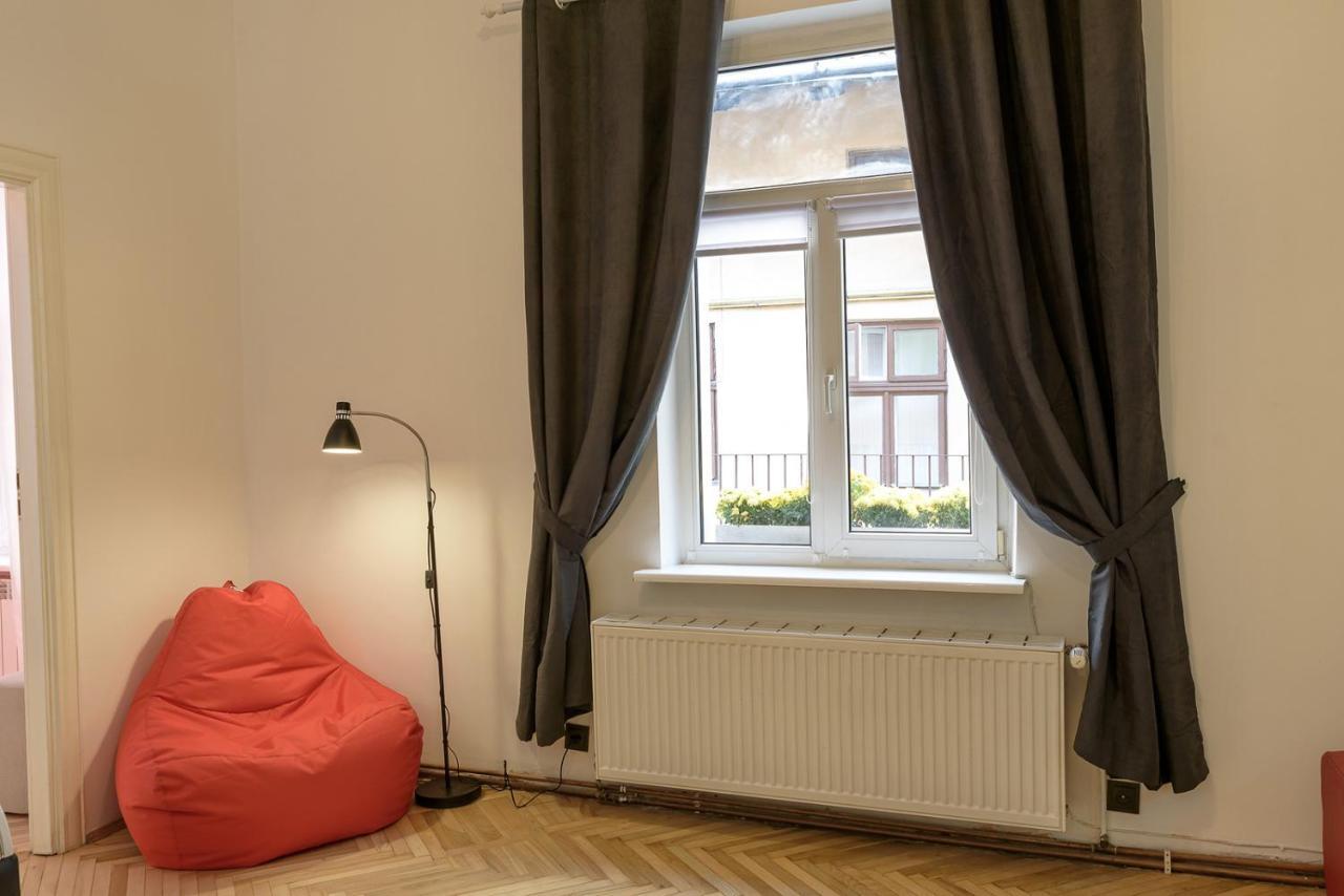 Red And Yellow Apartment Modern Lviv Extérieur photo