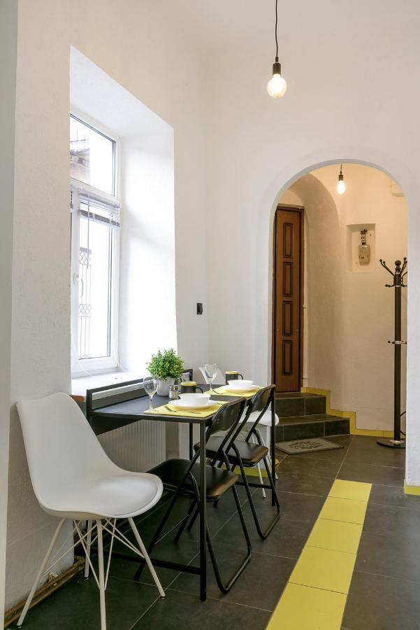 Red And Yellow Apartment Modern Lviv Extérieur photo