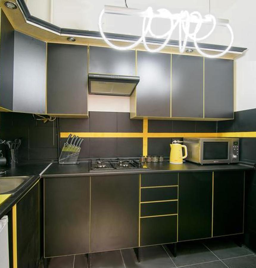 Red And Yellow Apartment Modern Lviv Extérieur photo