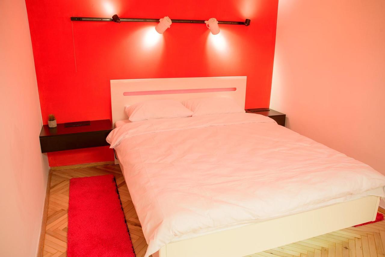 Red And Yellow Apartment Modern Lviv Extérieur photo